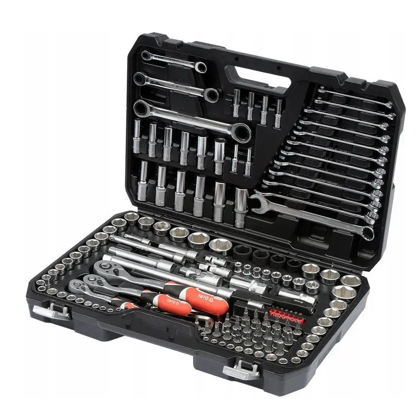 Yato pipenøkkelsett med 150 deler, oversiktlig lagt ut i åpen sort koffert med håndtak og formstøpt innredning.
