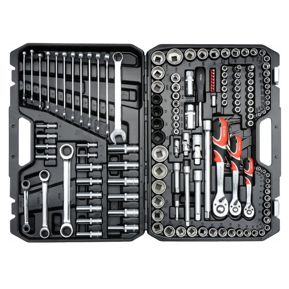 Yato pipenøkkelsett, oversiktsbilde av åpen koffert med piper, skralle og røde håndtak på sort bakgrunn.