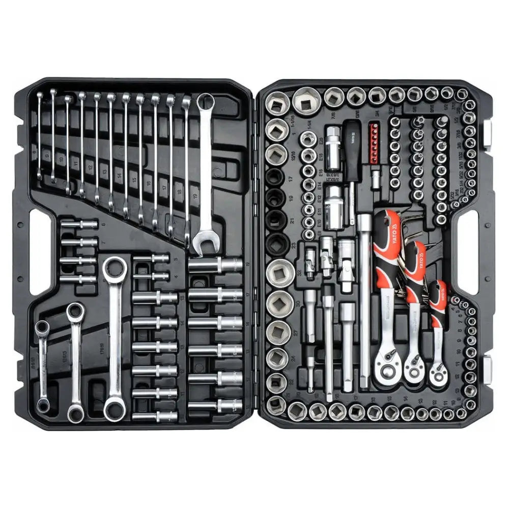 Yato pipenøkkelsett i åpen sort koffert, sett ovenfra med kromverktøy og røde håndtak organisert.