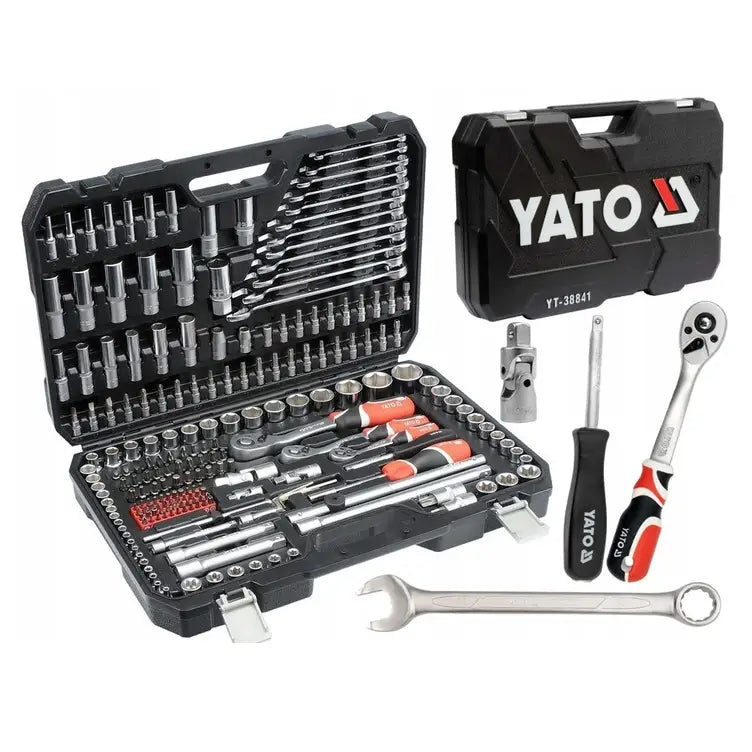 Yato pipesettverktøy 216 deler, åpen sort koffert sett skrått med utvalgte metallverktøy foran.
