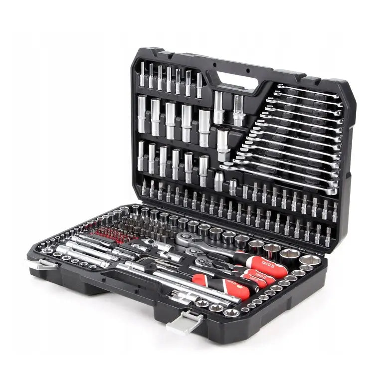 Yato pipesettverktøy 216 deler, åpen sort koffert i skrå vinkel med organisert verktøyinnhold.