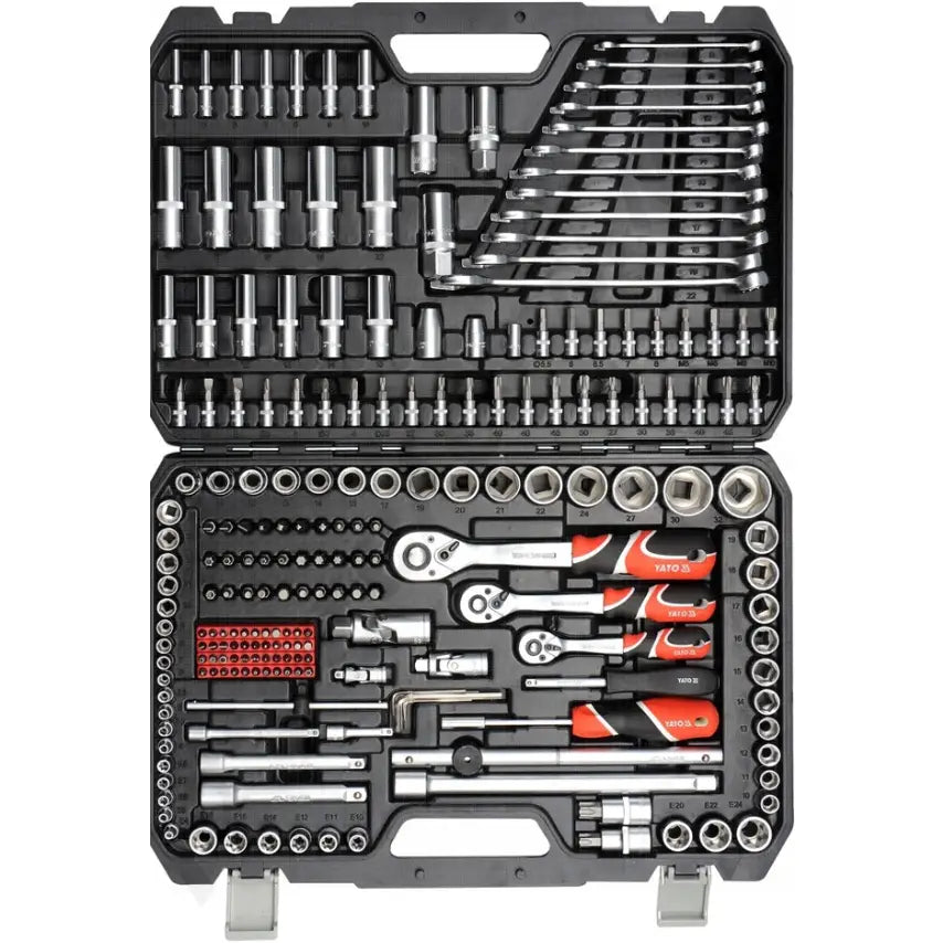 Yato pipesettverktøy, oversiktsbilde av åpent sort skrin med sølvfargede piper, skraller og røde håndtak.