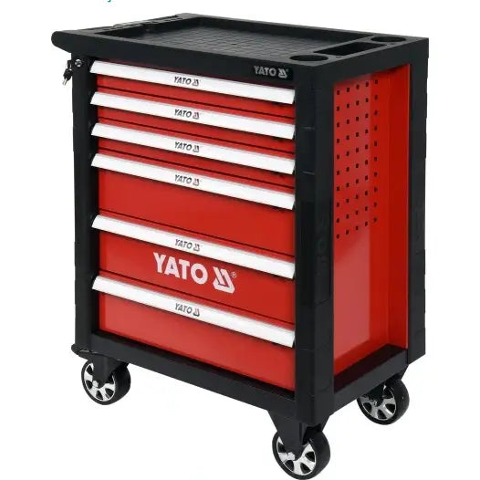 Yato verkstedvogn, rød og svart metallvogn med seks skuffer, perforert sidepanel og fire hjul, sett skrått.