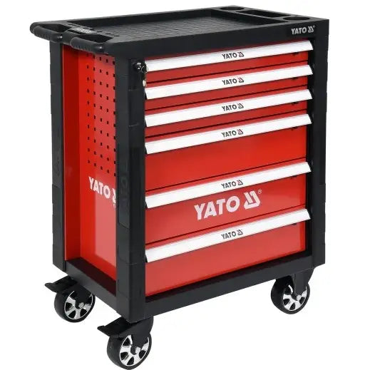 Yato verkstedvogn i rødt og svart metall med seks skuffer, synlige logoer og håndtak, sett skrått forfra.