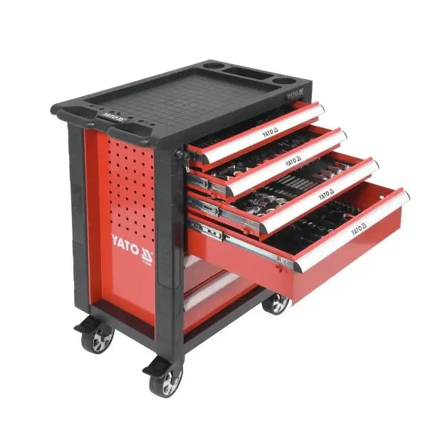 Yato verkstedvogn i rødt og svart metall med fire skuffer fylt med verktøy, sett skrått med synlige hjul.