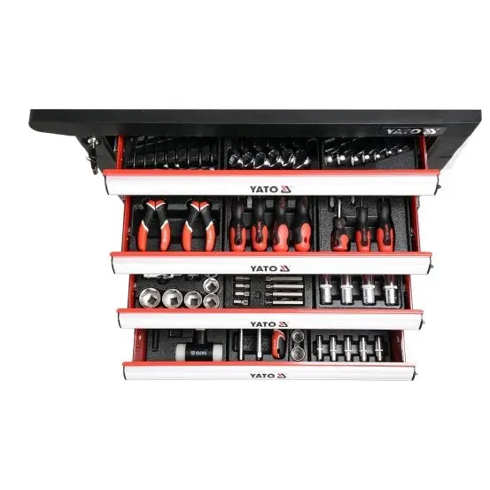Yato verkstedvogn sett ovenfra med fire åpne skuffer fylt med sort og rødt håndverktøy og piper.