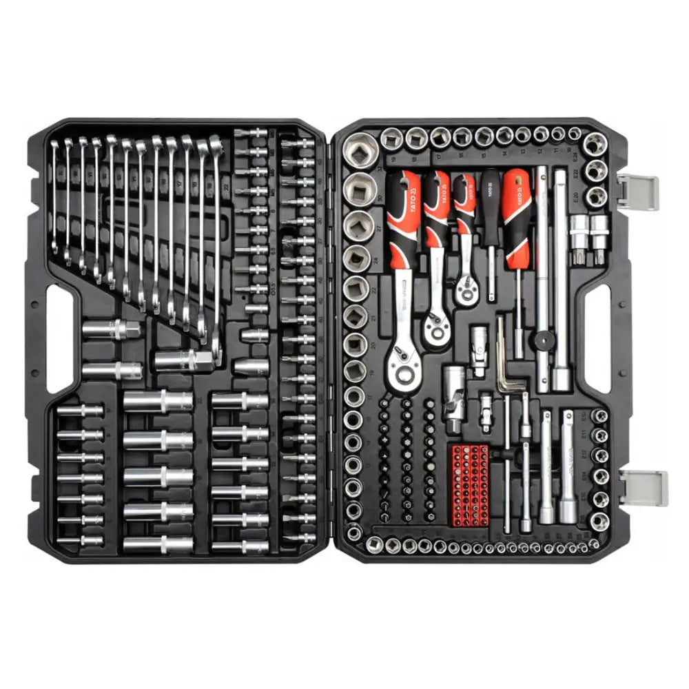 Yato verktøykasse med 216 deler, oversiktsbilde av organiserte skralleverktøy, skrutrekkere og nøkler i etui.