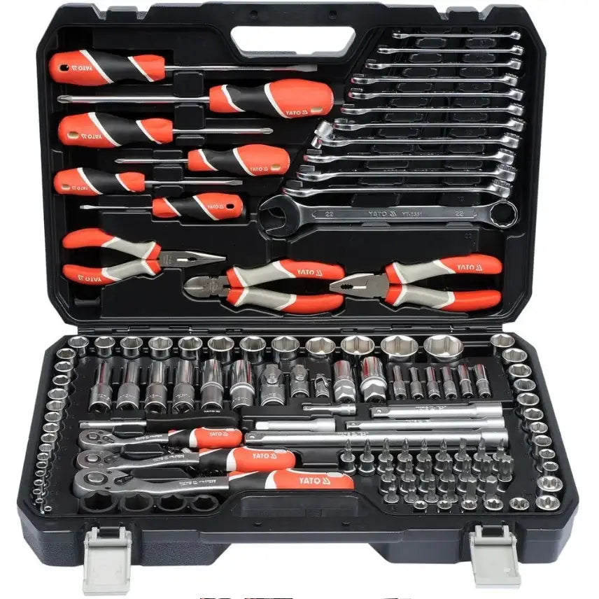 Yato verktøysett i svart koffert, sett ovenfra med røde og sorte håndtak på skrutrekkere, nøkler og tenger.