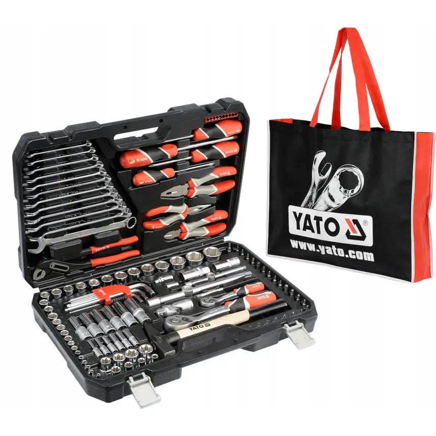 Yato verktøysett i åpen sort koffert med skiftenøkler, tenger, bits og sort bærepose med røde håndtak.