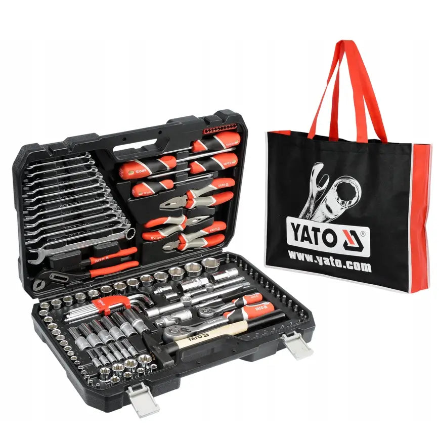 Yato verktøysett i åpen sort koffert med røde og svarte håndtak, inkludert sort bærenett med røde stropper.