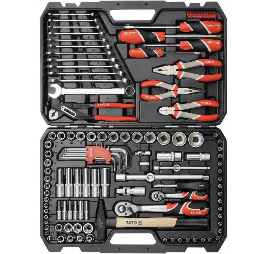 Yato verktøysett med skrallesett, sett ovenfra i åpen sort koffert med røde og svarte håndtak.
