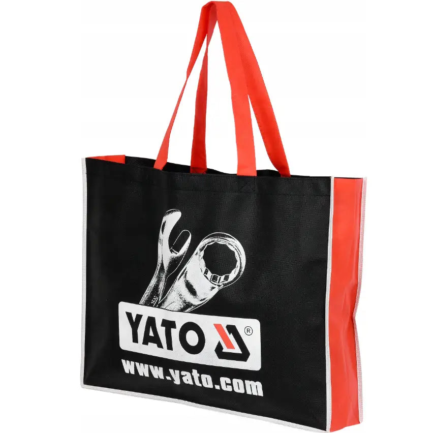 Yato verktøysett i sort bag med røde detaljer og hvit logo, skrå forsidevisning av bagen.