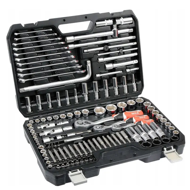 Yato Verktøysett XXL, åpen sort koffert med 128 deler sortert i skuminnlegg, inkludert piper og nøkler.