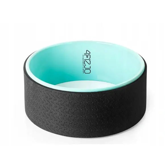 Yogahjul Rulle for Yoga Dharma, sort med turkis innside og strukturert overflate, vist fra skrå vinkel.