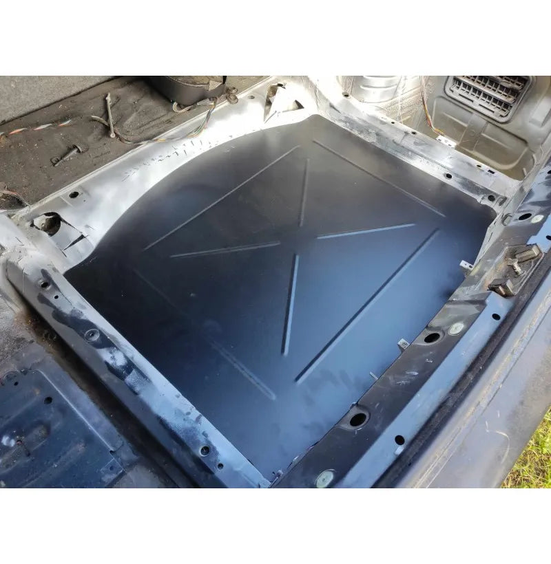 Nærbilde av 1mm aluminium blindplate for BMW E46 reservehjulsrom