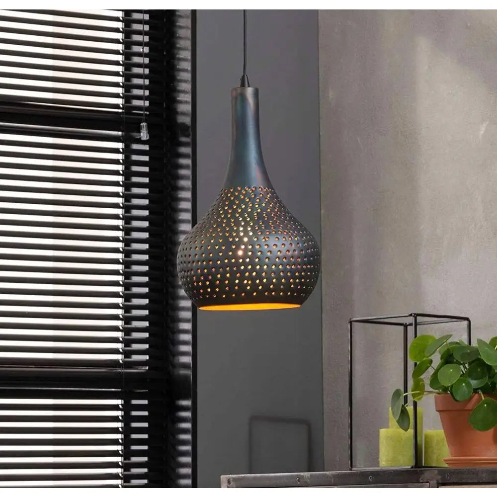 Zijlstra Pendellampe Bombur, sort dråpeformet metall med perforering, henger mot grå vegg og grønne planter.