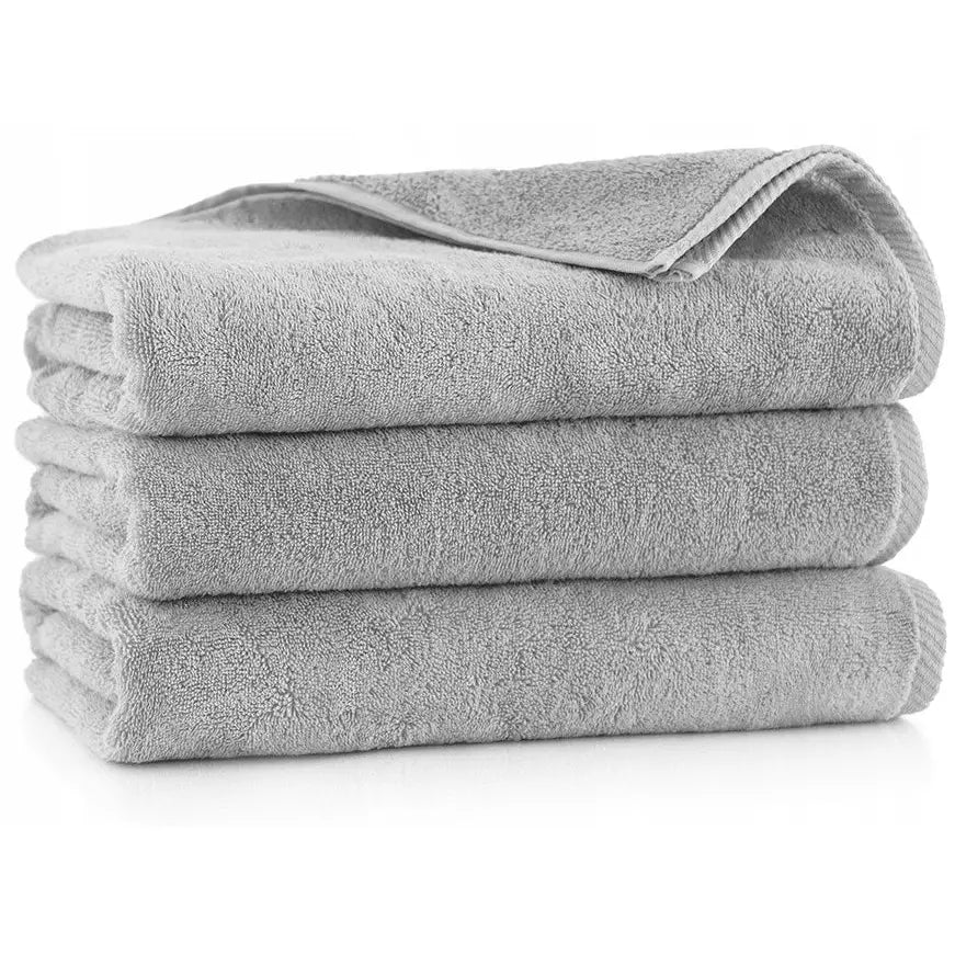 Zwoltex Tykke Kiwi håndklær i grå bomull, tre stykker pent stablet med synlig tekstur på øverste kant.