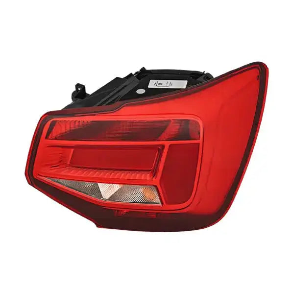 Audi Q2 16- - Deler Og Tilbehør, rødt og svart baklys med tydelige linjer og klart glassfelt nederst.