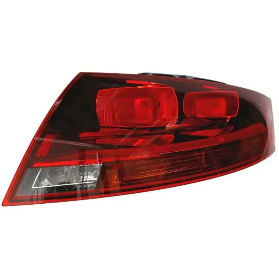 Audi TT 06-14 - Deler Og Tilbehør, rødt og klart baklys med svarte og hvite detaljer i et moderne, kantet design.