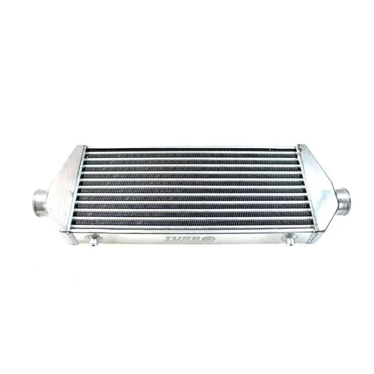 Audi A4 (B5) 94-01 - Deler Og Tilbehør, sølvfarget intercooler med ribbet overflate og teksten "TURBO" på siden.