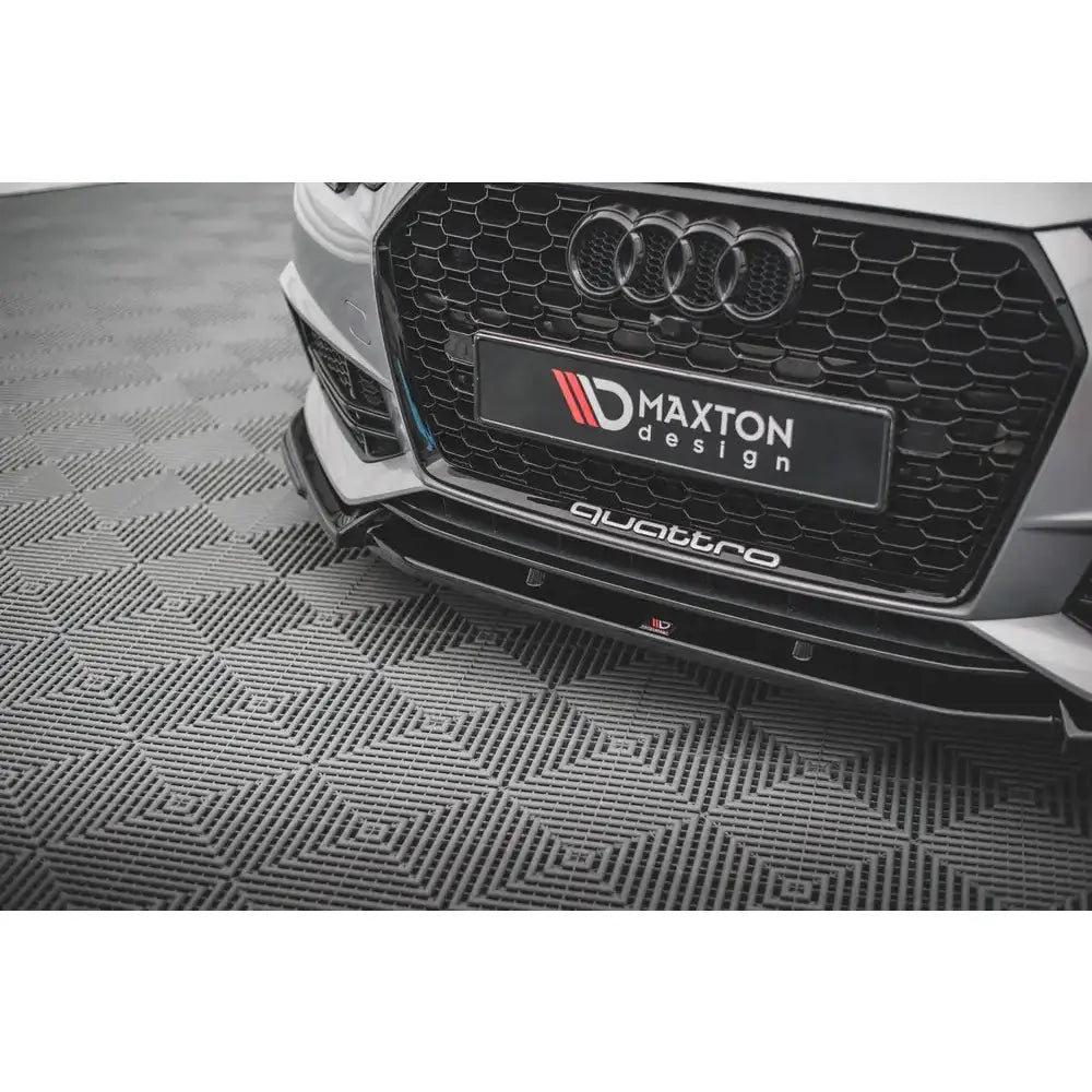 Audi A4 (B9) 15-24 - Deler Og Tilbehør, grå bilfront med sort bikubemønstret grill, Audi-logo og spoiler på mønstret under...