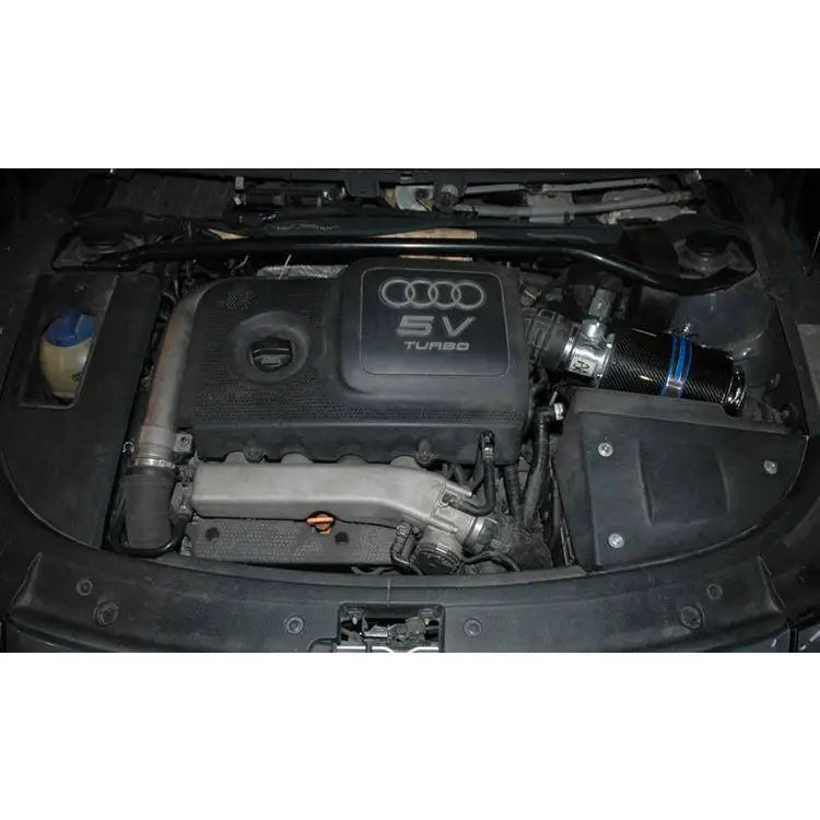 Audi TT 99-06 - Deler Og Tilbehør, svart motordeksel med Audi-logo og "5V Turbo" tekst omgitt av grå og sorte motordeler.