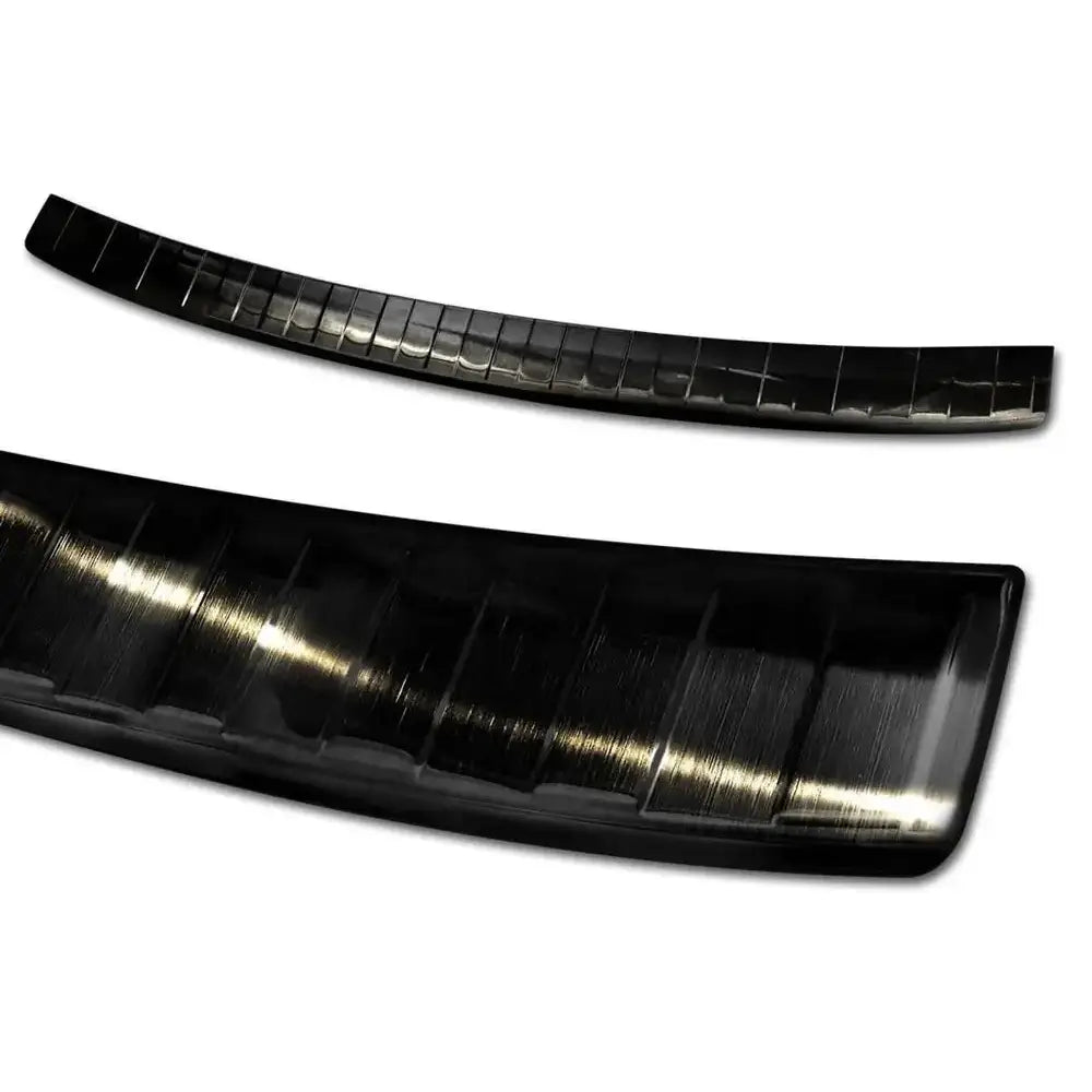 Audi A6 (C8) 19-25 - Deler Og Tilbehør, to svarte, buede plastdeler med glanset og børstet overflate, elegant uttrykk.
