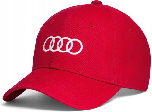 Audi Tilbehør, rød caps med hvitt brodert firringer-symbol foran og buet brem, sett fra forsiden.