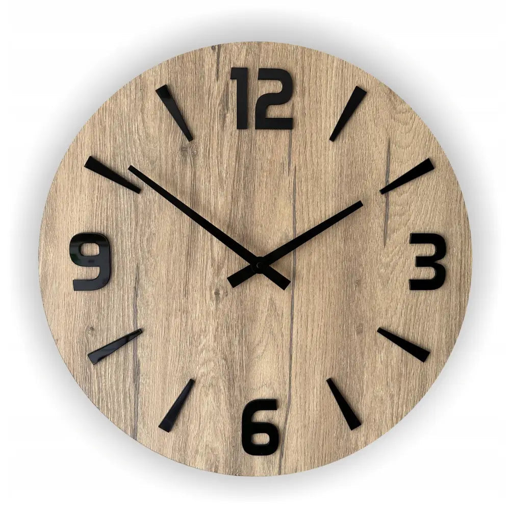 Klokke, rund veggklokke med naturfarget trefinish, sorte tall og visere i moderne og minimalistisk design.