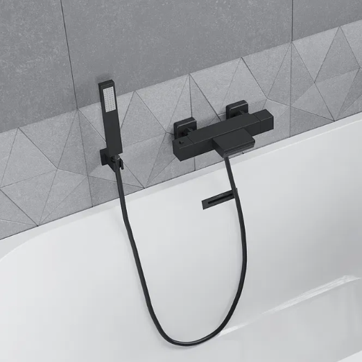 Badekarbatteri, blank høyglans frontplate med tre krommede sirkulære ratt og tydelige temperaturmarkeringer.