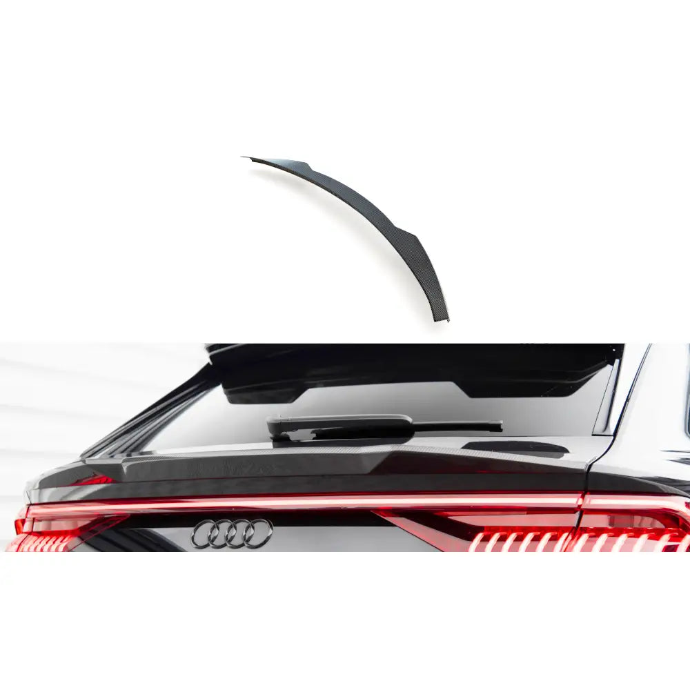 Audi Q8 18- - Deler Og Tilbehør, karbon bakspoiler montert over sort bakparti med rød baklysstripe og Audi-logo.