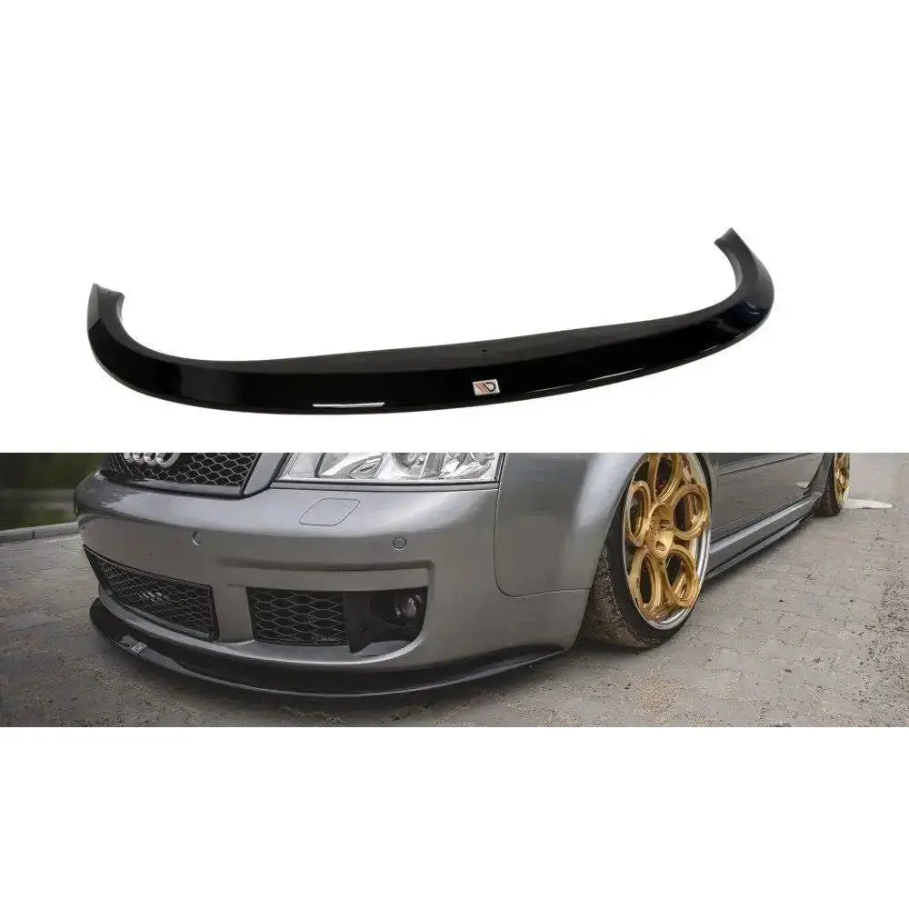 Audi A6 (C5) 97-04 - Deler Og Tilbehør, sort plastfrontspoiler montert på en grå bil med gullfargede felger.