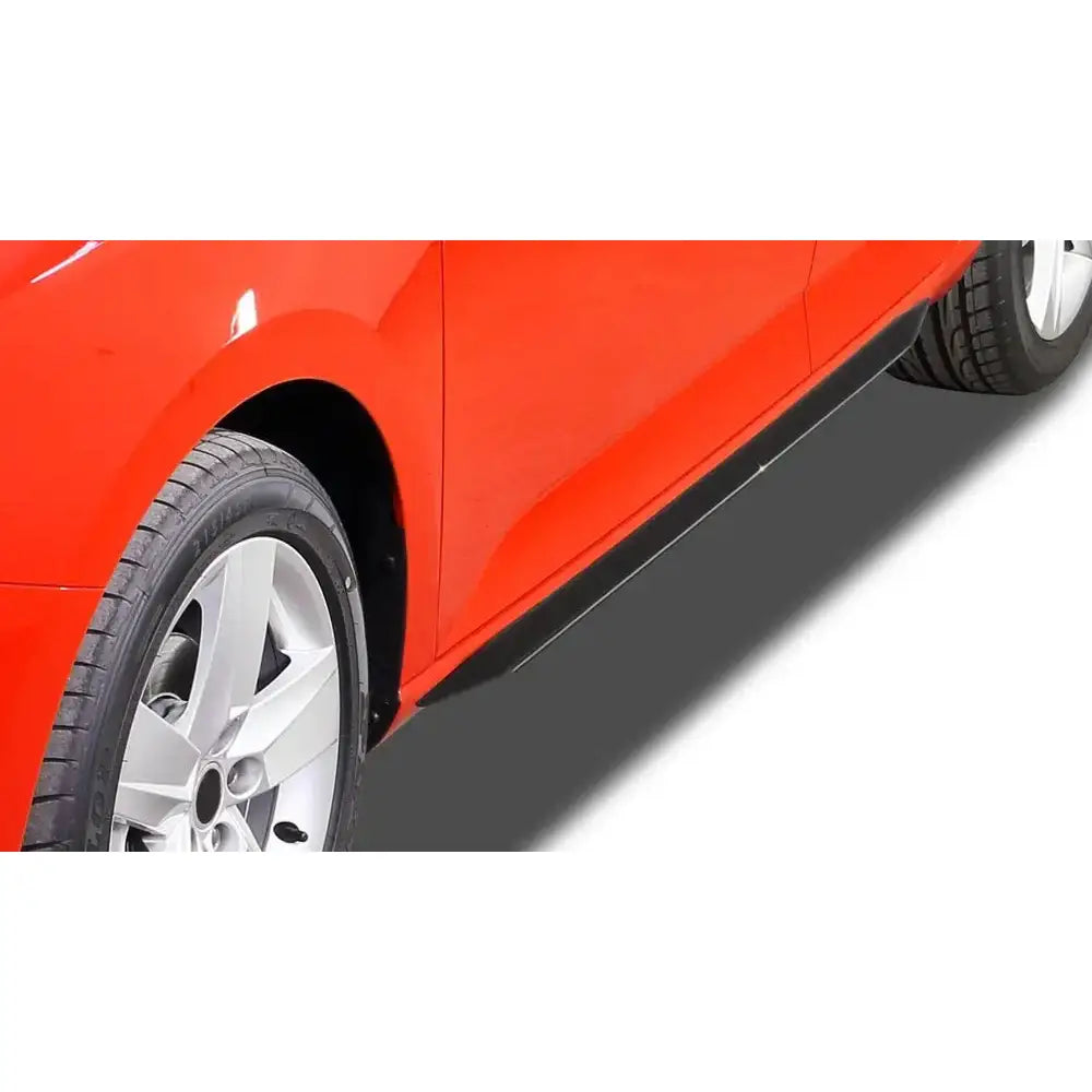 Alfa Romeo Mito 08-18 - Deler Og Tilbehør, rød sidedør og sidepanel med to sølvfargede aluminiumsfelger i profil.