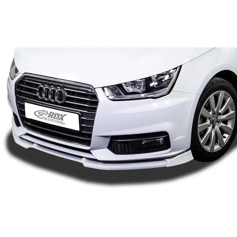 Audi A1 10-18 - Deler Og Tilbehør, hvit bil med stor sort grill, skarpe frontlykter og sølvfargede felger foran.