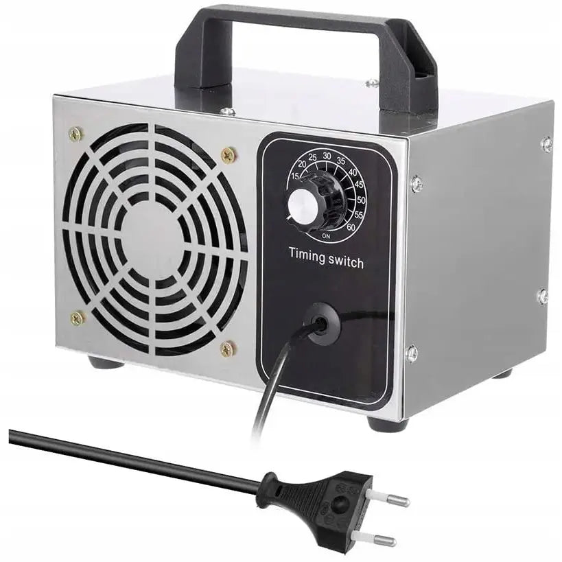 Ozongenerator, sølvfarget maskin med bærehåndtak, stor ventilasjon, tidsbryter og tilkoblet europlugg på forsiden.