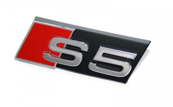 Emblem/logo til Audi S5 Chrome i krom og rød for frontgrill med original Audi-design