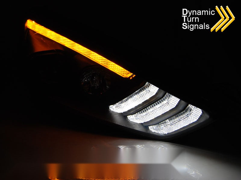 Detaljbilde av frontlykter Ford Focus MK3 15-18 med LED-detaljer.