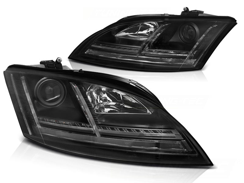 Frontlykter Xenon LED DRL Black Sequential til Audi TT 8J 06-10 sett rett forfra på hvit bakgrunn.