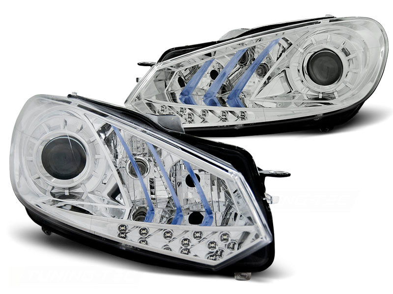 Frontlykter True DRL Chrome Blue Light til VW Golf 6 10.08-12 sett rett forfra på hvit bakgrunn.