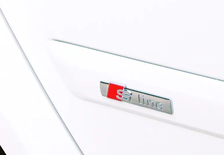Emblem Audi S-Line Chrome - nærbilde