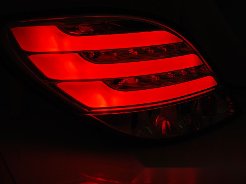 Detaljbilde av baklykter Peugeot 207 3D/5D 06-09 med LED-detaljer.