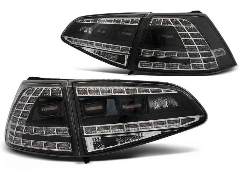 Baklykter LED Sport Black Sequential til VW Golf 7 13-17 sett rett bakfra på hvit bakgrunn.