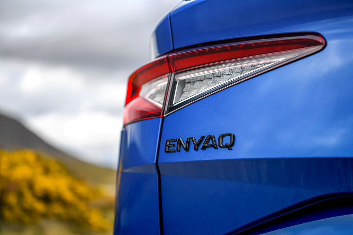 Emblem/logo til Skoda Enyaq iV > Black Glossy i svart blank ABS-materiale med perfekt passform til bakluke