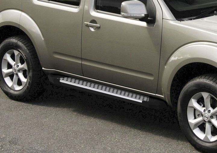 Stigtrinn Rival til Nissan Pathfinder III (R51) i aluminium og ABS med monteringssett
