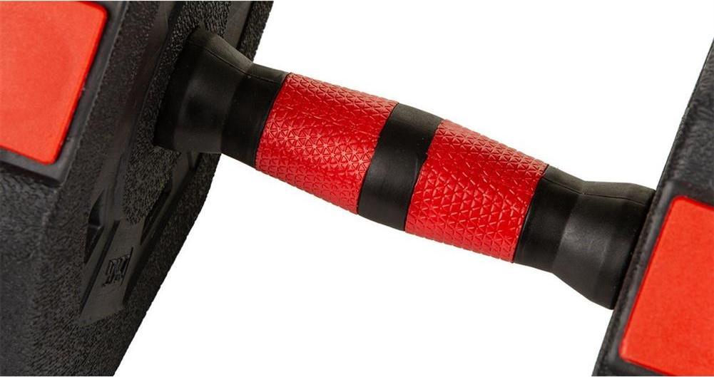 Hantler med rødt, mønstret håndtak og sorte detaljer, nærbilde av vektplater med gummiert tekstur.