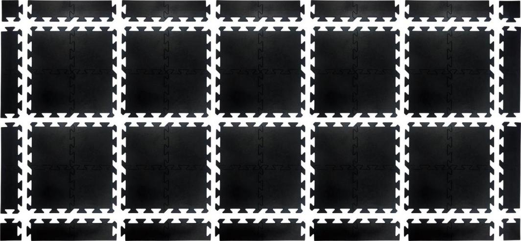 Treningsgulv med sammenkoblede, svarte puslespillmatter i gummi, sett ovenfra med synlige skjøter.