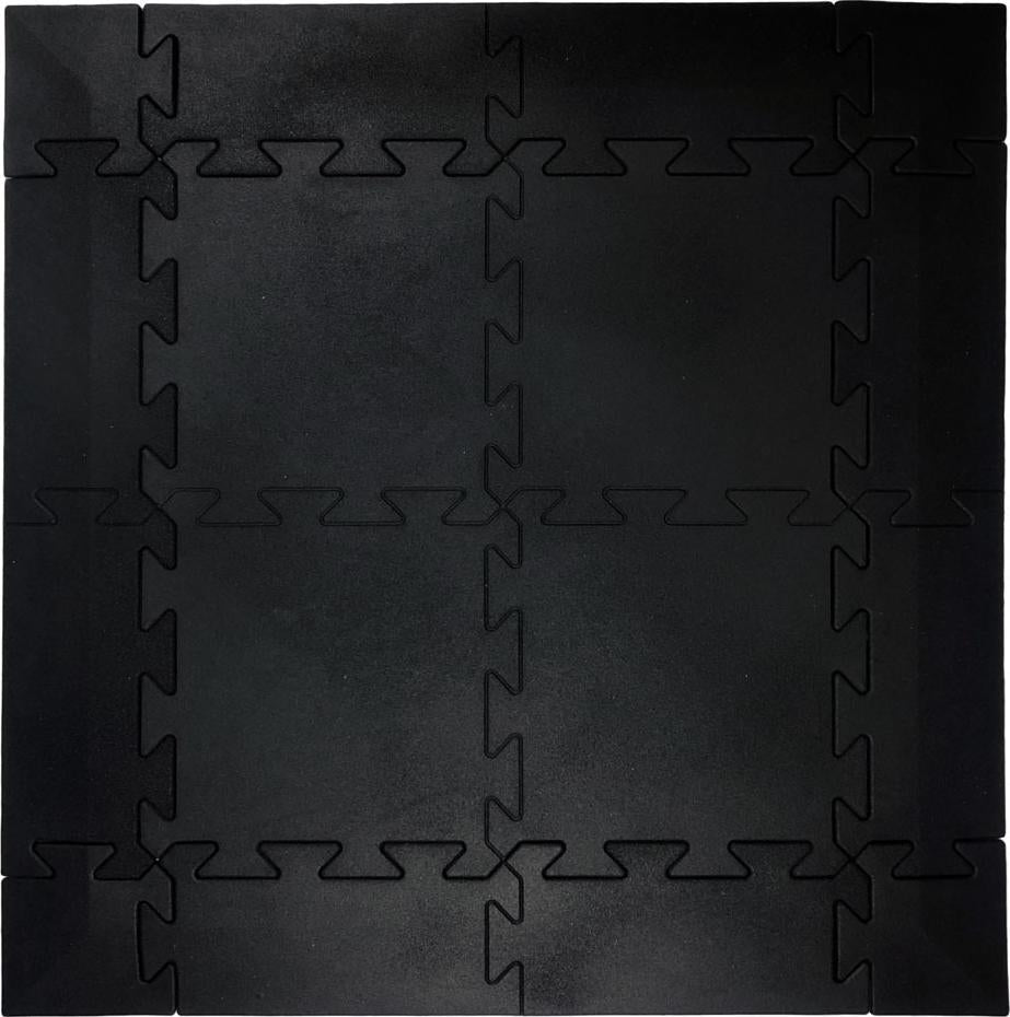 Gummigulv med fire sorte puslematter koblet sammen, sett ovenfra. Synlige rette linjer og matt overflate.