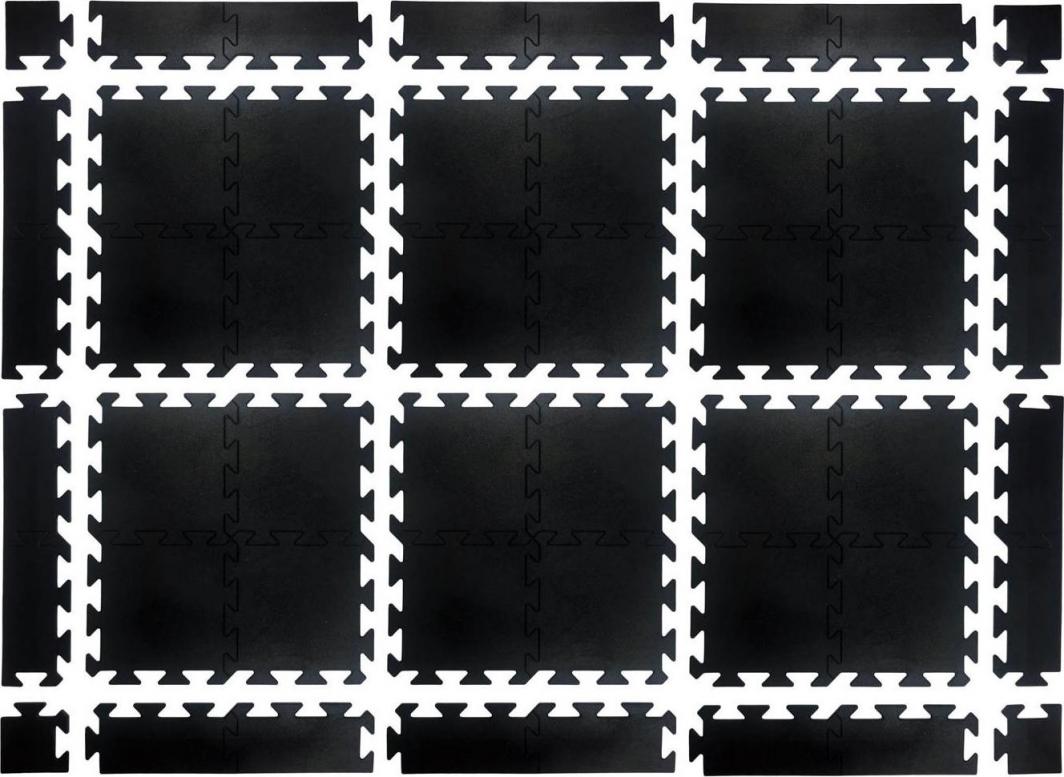 Treningsgulv i sorte puslematter av gummi, satt sammen i rutenett med synlige sammenlåsende kanter.