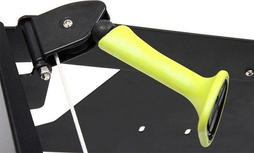 Ski Erg grønt håndtak med sort innside, snor i enden og skruefeste, sett fra siden mot metallplate.