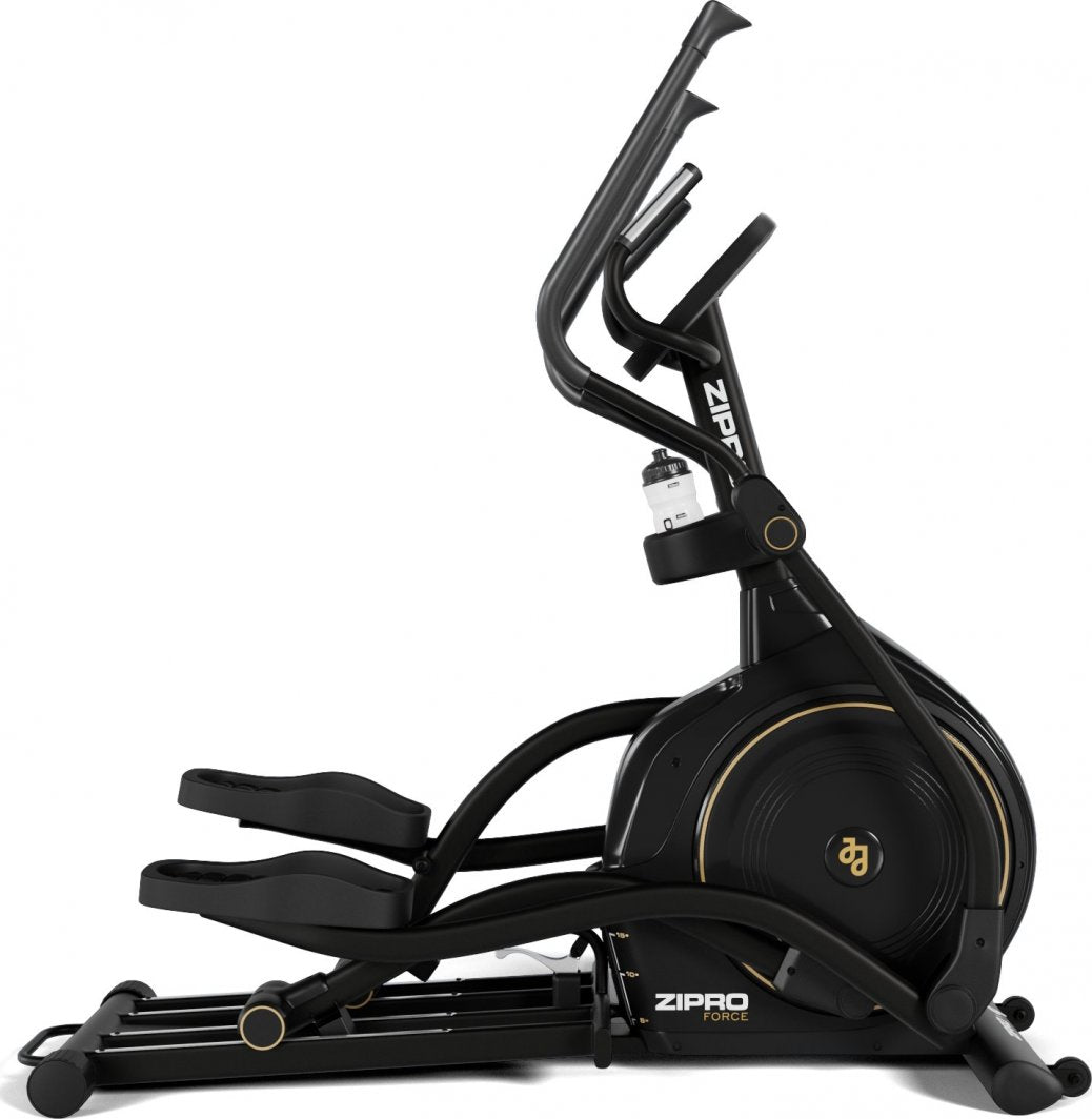 Ellipsemaskin Trening sort modell med gulldetaljer, sett fra siden, store fotplater, flaskeholder og håndtak.